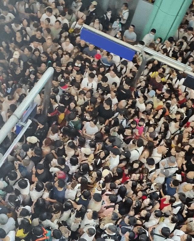 91万内地游客
香港旅游被讽刺！港平易近
怒斥：好穷酸呀！搞得像难民营
