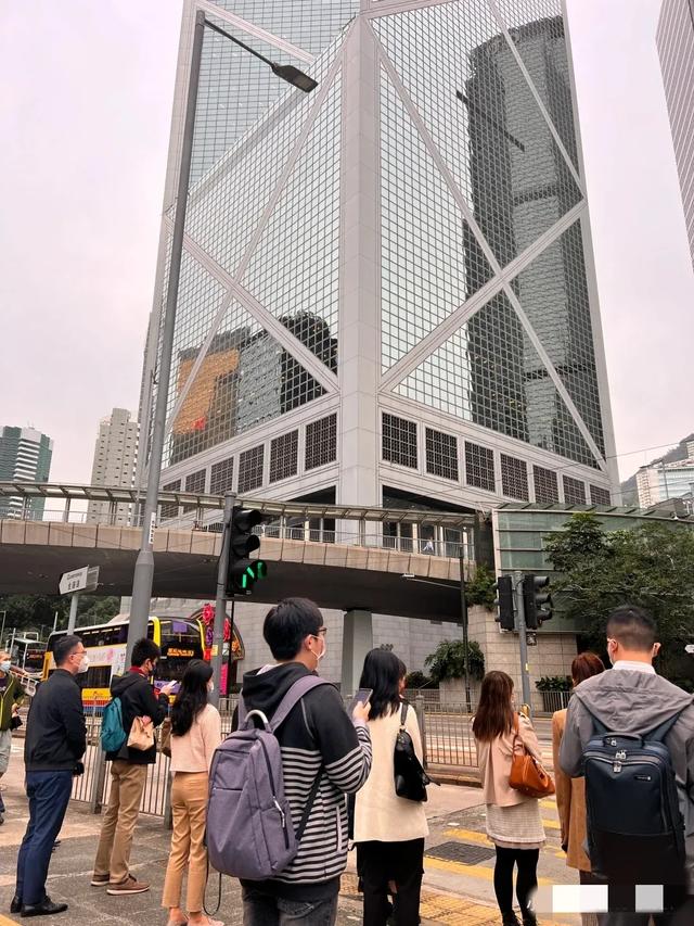 91万大年夜

陆旅客
被香港人骂“穷鬼”，港民讽刺：没订酒店禁止入境！