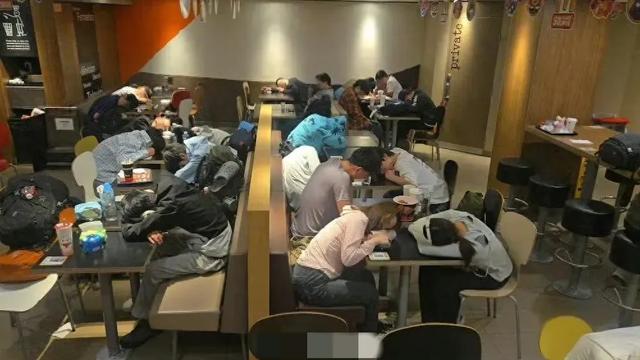 91万大年夜

陆旅客
被香港人骂“穷鬼”，港民讽刺：没订酒店禁止入境！