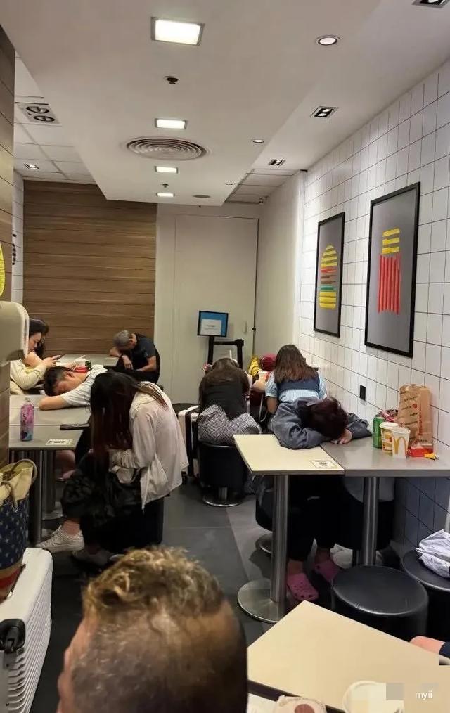 91万大年夜

陆旅客
被香港人骂“穷鬼”，港民讽刺：没订酒店禁止入境！