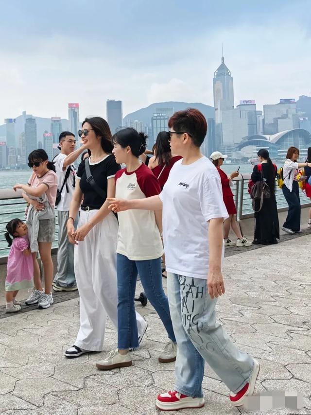 91万大年夜

陆旅客
被香港人骂“穷鬼”，港民讽刺：没订酒店禁止入境！