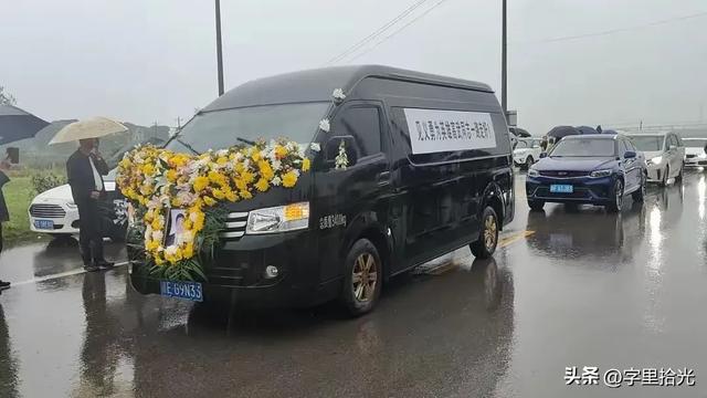 后续！救人的退役武警获万人冒雨接回故乡，得救男孩父亲给出答应