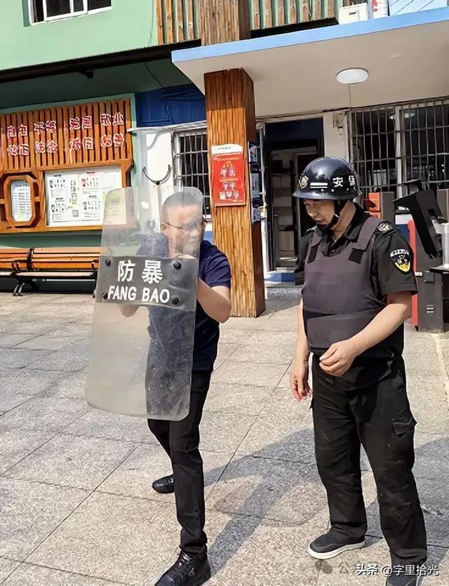 后续！救人的退役武警获万人冒雨接回故乡，得救男孩父亲给出答应