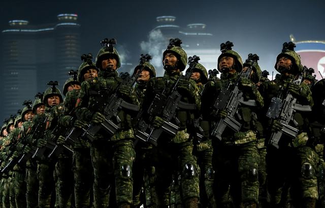 27国元首全在阅兵现场，唯独朝鲜领导人带着女儿，行踪出人意表
