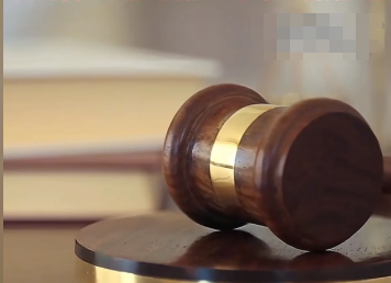 老人走路突然转身撞人，路人被判赔7万，中院关批评 青岛文旅陷落