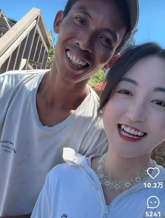 中国游客
巴厘岛手机被猴子抢走，奔向几乎90度的绝壁
下方，意外
收获“猴哥vlog”