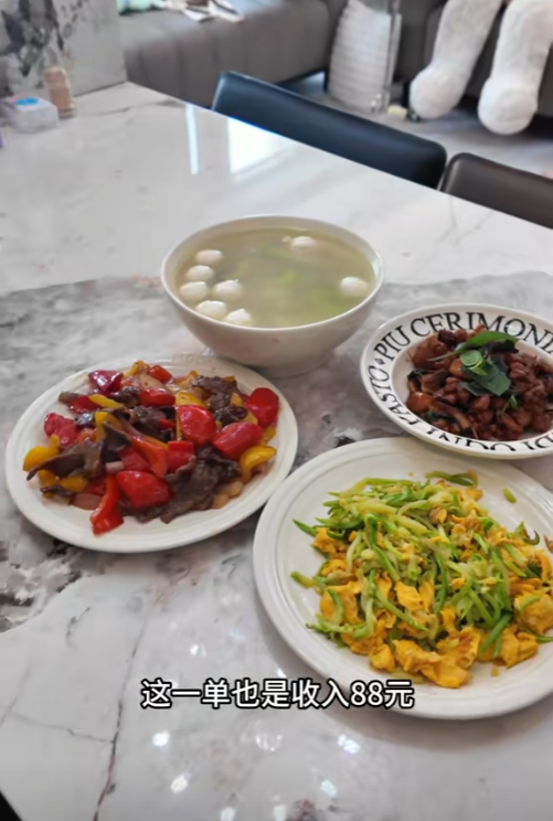 女子穿“瑜伽裤”上门做饭，月入两万一天6单，网友曝光细节