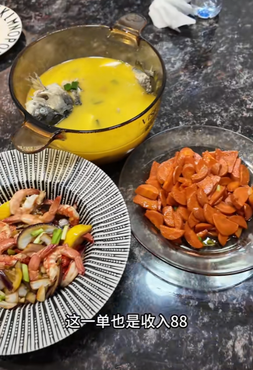 女子穿“瑜伽裤”上门做饭，月入两万一天6单，网友曝光细节
