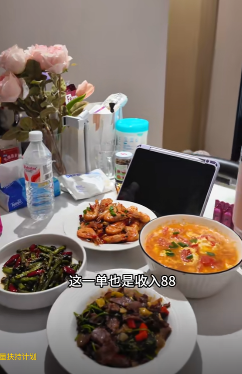 女子穿“瑜伽裤”上门做饭，月入两万一天6单，网友曝光细节