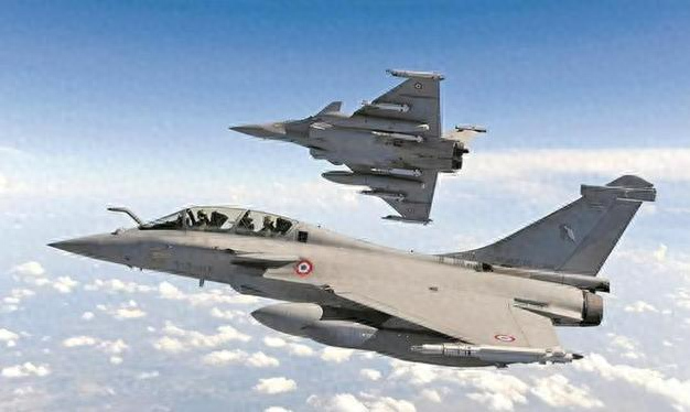 美国刚承认歼10CE战果，枭龙又突破了纪录，多国争先对华采购兵器
