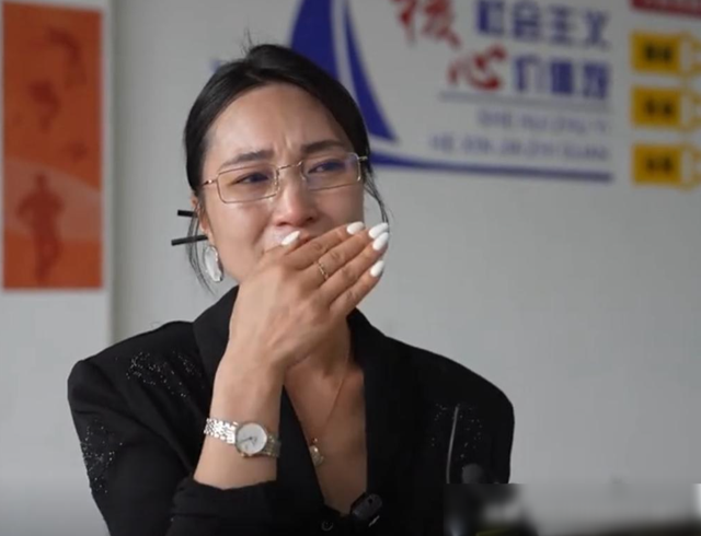 女子坠入深潭后续：登门拥抱恩人，看到送的东西后，网友：白救了