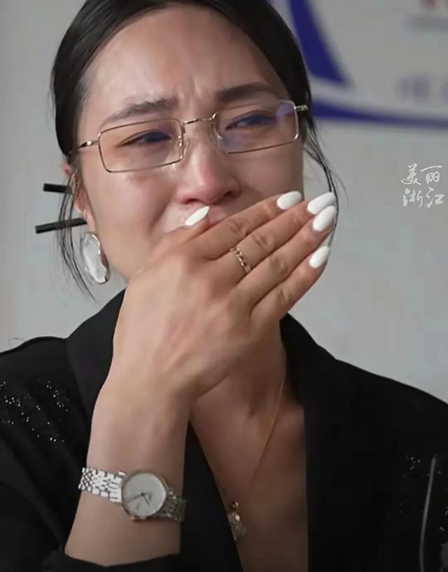 女子坠入深潭后续：上门蜜意拥抱恩人 ，发长文曝事发细节让人揪心