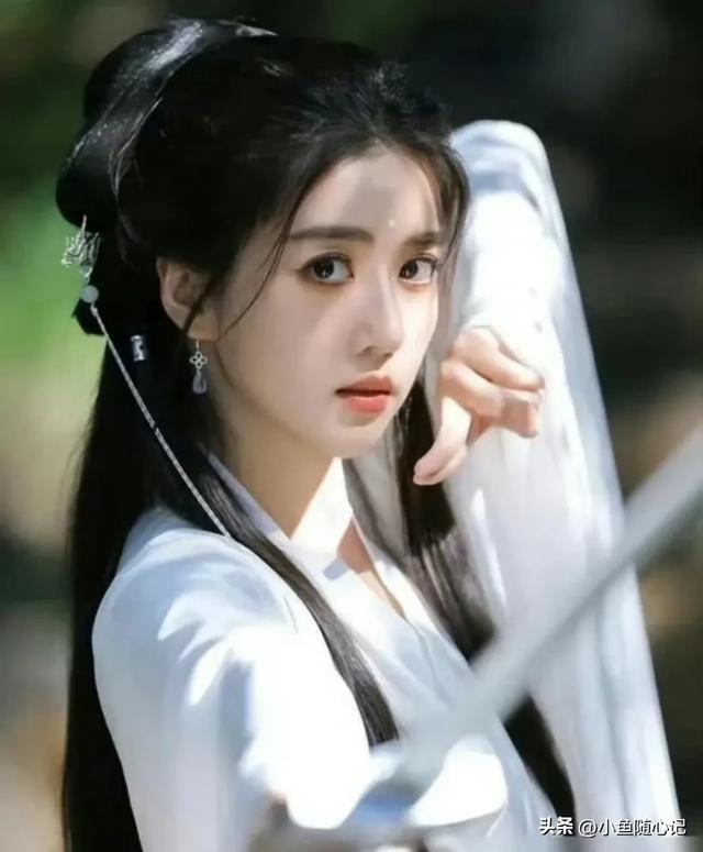 李凯馨辱华事件进级
！官媒:吃中国饭，砸中国锅，绝不
容忍！