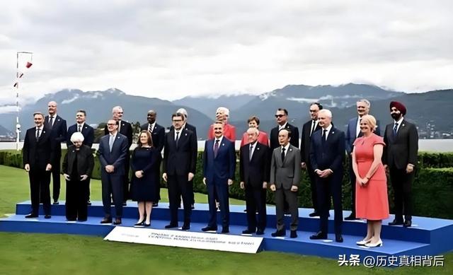 俄罗斯军事专家：“看到如今中国真实兵力
后，西方倒吸一口凉气”