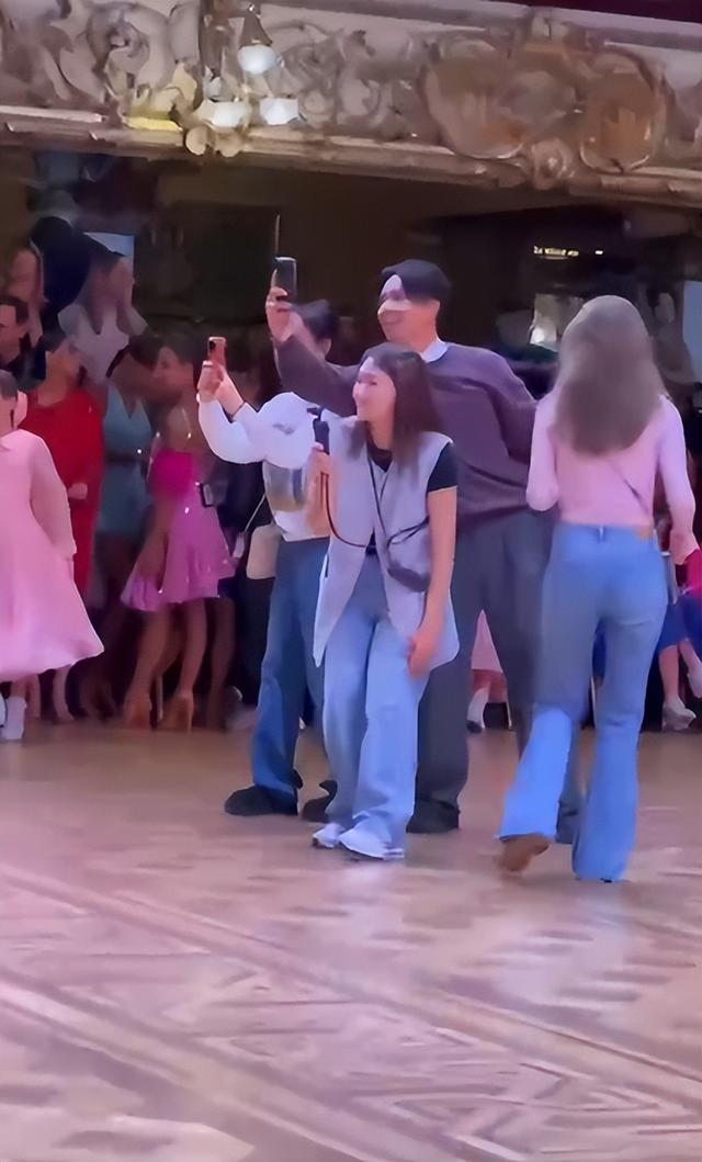 孙俪女儿英国角逐获舞蹈冠军！合影时被男先生
强亲脸颊，表情委曲