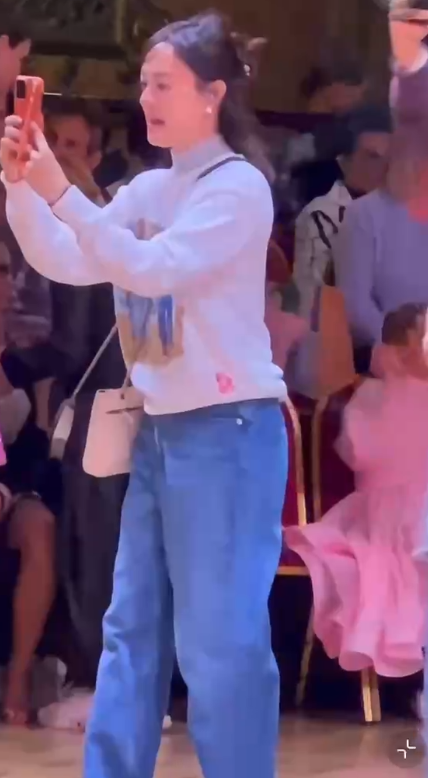 孙俪女儿英国角逐获舞蹈冠军！合影时被男先生
强亲脸颊，表情委曲