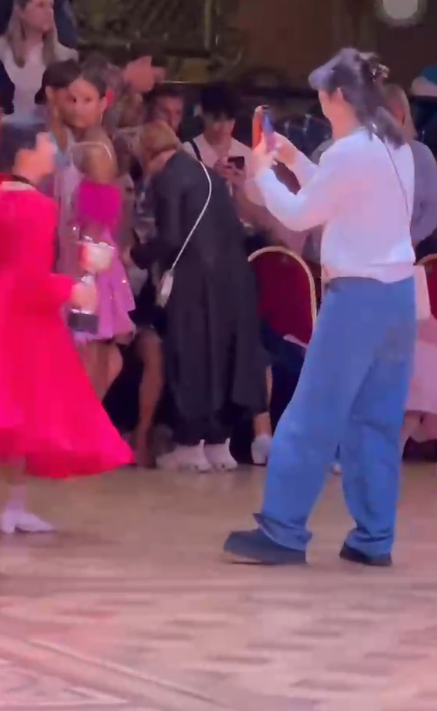 孙俪女儿英国角逐获舞蹈冠军！合影时被男先生
强亲脸颊，表情委曲