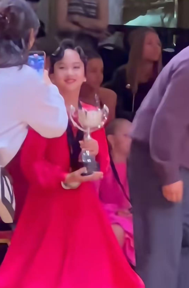 孙俪女儿英国角逐获舞蹈冠军！合影时被男先生
强亲脸颊，表情委曲