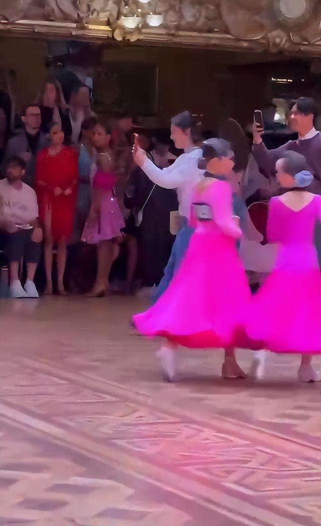孙俪女儿英国角逐获舞蹈冠军！合影时被男先生
强亲脸颊，表情委曲