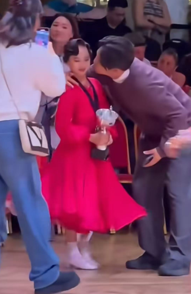 孙俪女儿英国角逐获舞蹈冠军！合影时被男先生
强亲脸颊，表情委曲