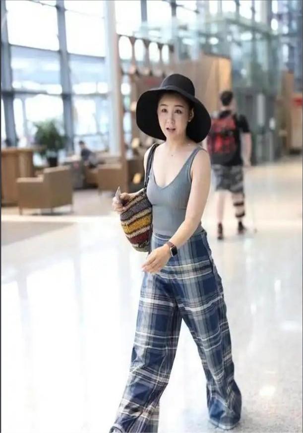 二胎后李小萌变成大年夜

号水蜜桃，38岁又美又欲！王雷好幸福啊！