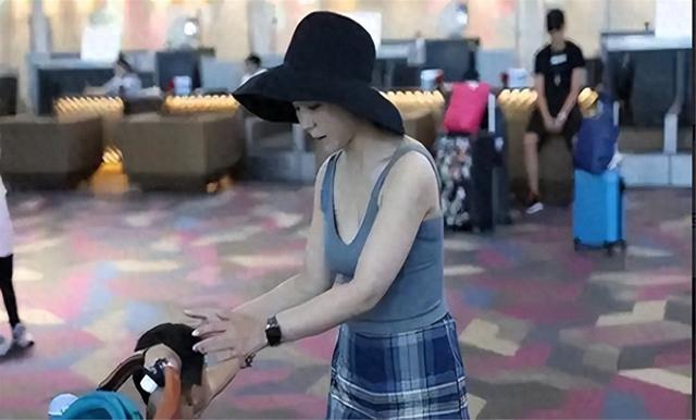 二胎后李小萌变成大年夜

号水蜜桃，38岁又美又欲！王雷好幸福啊！