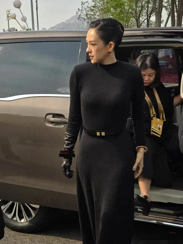 真的摊开
了 章子怡在李安面前像个调皮公主 被人爱不释手又抱又亲