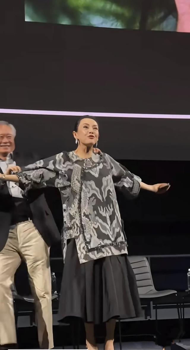 真的摊开
了 章子怡在李安面前像个调皮公主 被人爱不释手又抱又亲