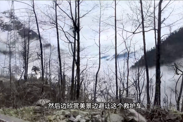 两男一女开救护车自驾游，滥用警笛开道惹众怒：穿戴
短裙去急救？