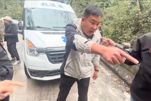 两男一女开救护车自驾游，滥用警笛开道惹众怒：穿戴
短裙去急救？