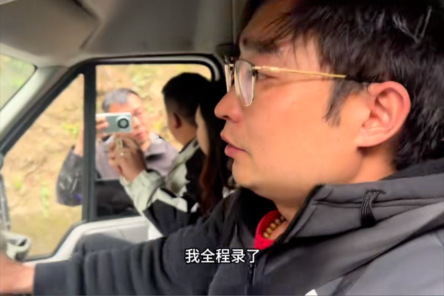 两男一女开救护车自驾游，滥用警笛开道惹众怒：穿戴
短裙去急救？