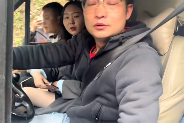 两男一女开救护车自驾游，滥用警笛开道惹众怒：穿戴
短裙去急救？