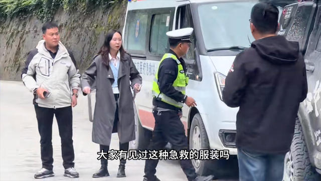 两男一女开救护车自驾游，滥用警笛开道惹众怒：穿戴
短裙去急救？