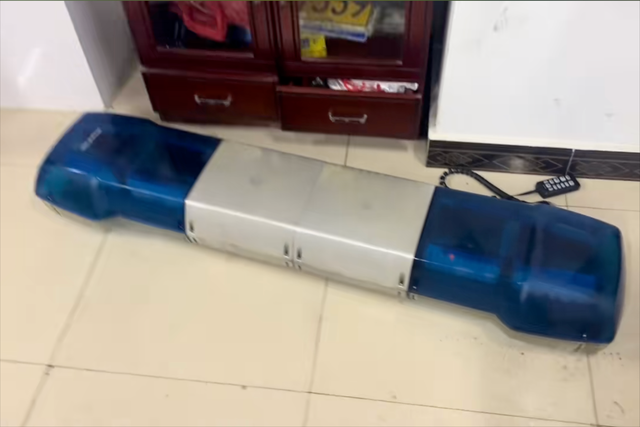 两男一女开救护车自驾游，滥用警笛开道惹众怒：穿戴
短裙去急救？