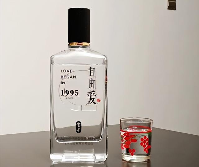 白酒界的隐形“冠军”：胖东来自由爱酒，年销量破5亿，凭啥？