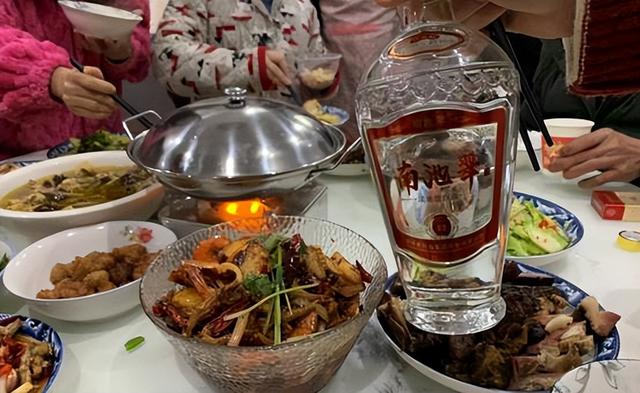白酒界的隐形“冠军”：胖东来自由爱酒，年销量破5亿，凭啥？