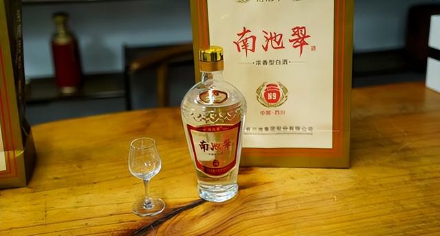 白酒界的隐形“冠军”：胖东来自由爱酒，年销量破5亿，凭啥？