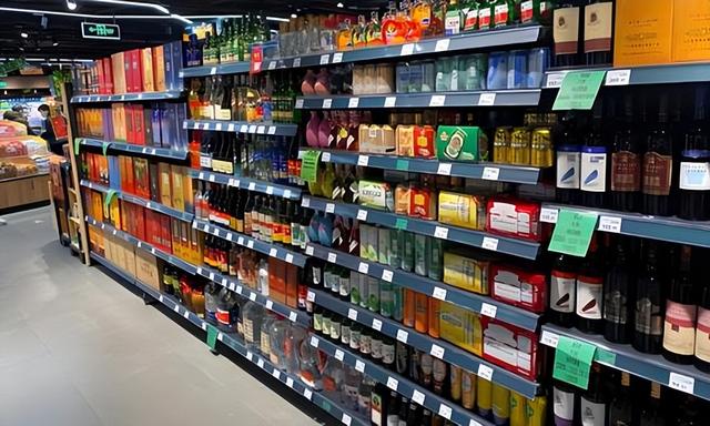 白酒界的隐形“冠军”：胖东来自由爱酒，年销量破5亿，凭啥？