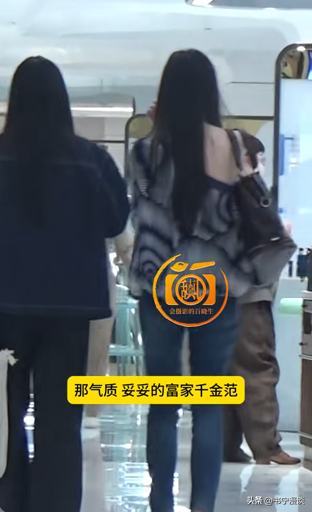 王菲女儿李嫣现身北京，穿衣打扮成熟又土气

，越长越像李亚鹏