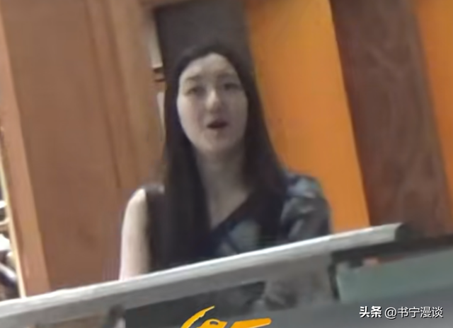 王菲女儿李嫣现身北京，穿衣打扮成熟又土气

，越长越像李亚鹏
