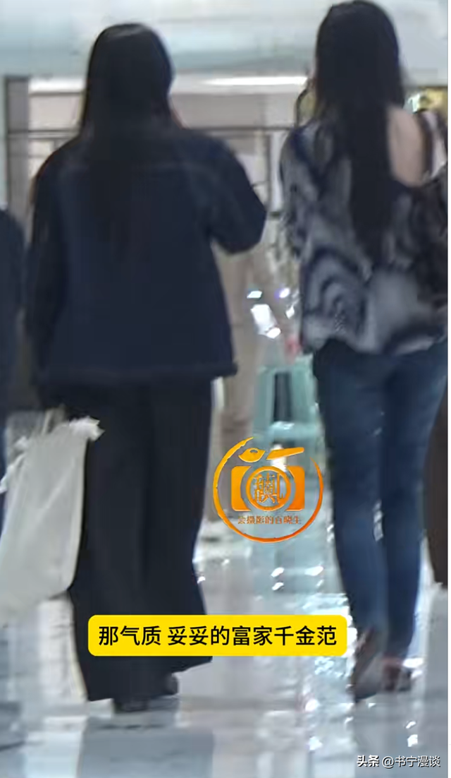 王菲女儿李嫣现身北京，穿衣打扮成熟又土气

，越长越像李亚鹏
