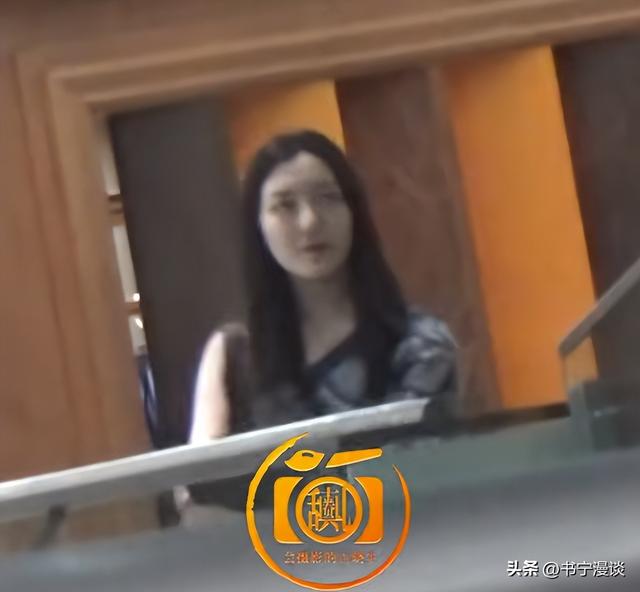 王菲女儿李嫣现身北京，穿衣打扮成熟又土气

，越长越像李亚鹏