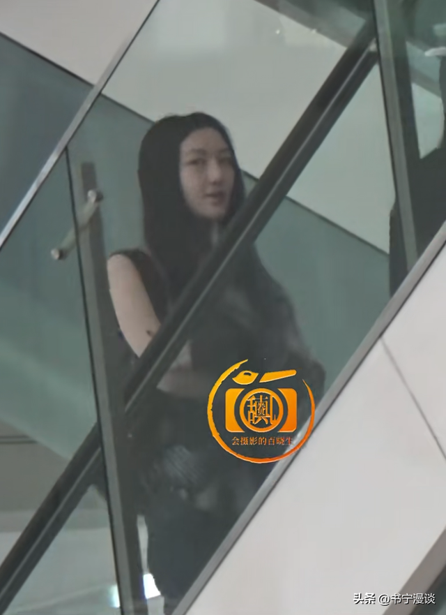王菲女儿李嫣现身北京，穿衣打扮成熟又土气

，越长越像李亚鹏