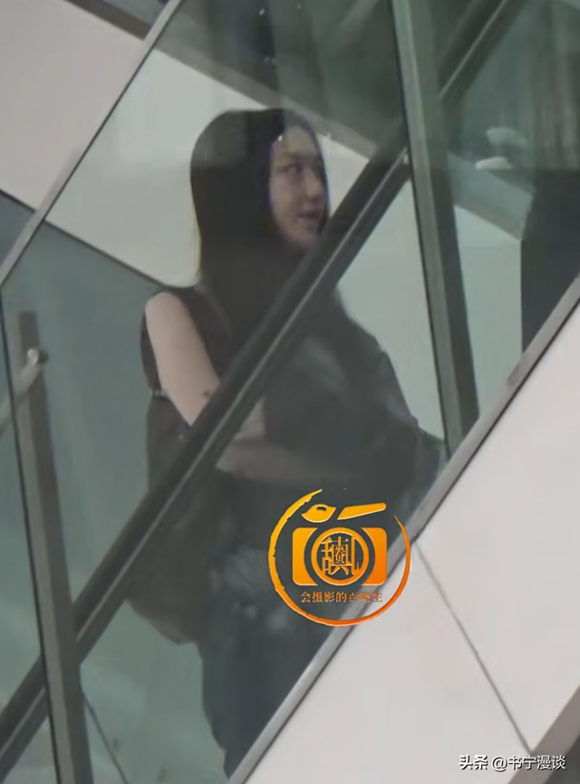 王菲女儿李嫣现身北京，穿衣打扮成熟又土气

，越长越像李亚鹏