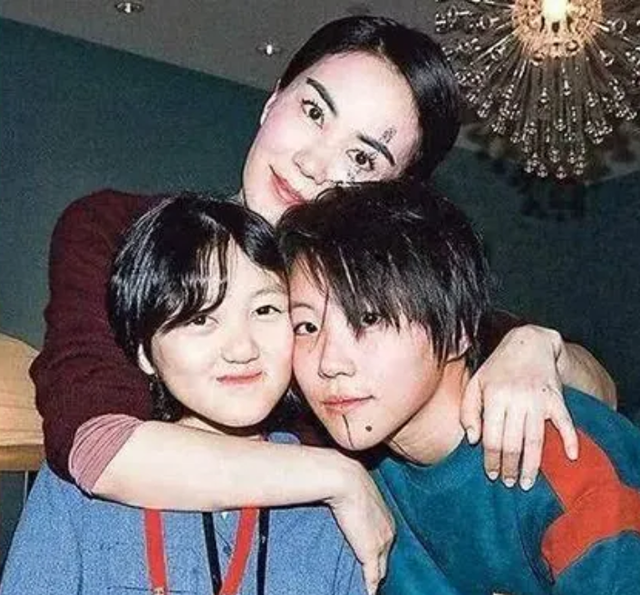 王菲19岁女儿近照曝光，逛奢侈品尽显富家令媛，兔唇修复效果惊艳