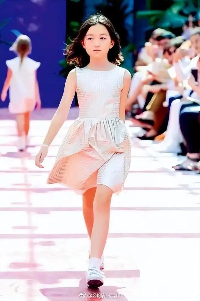 王菲19岁女儿近照曝光，逛奢侈品尽显富家令媛，兔唇修复效果惊艳