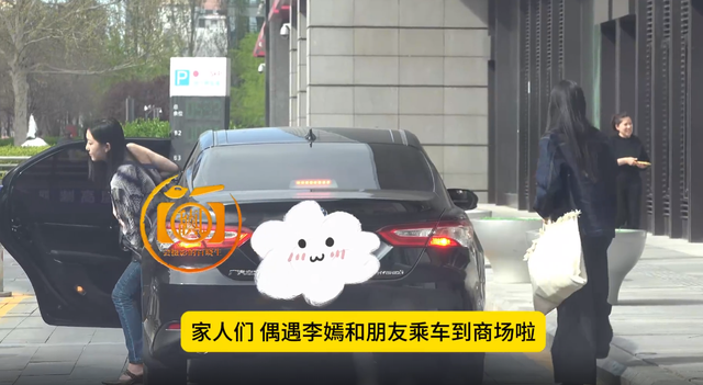 王菲19岁女儿近照曝光，逛奢侈品尽显富家令媛，兔唇修复效果惊艳