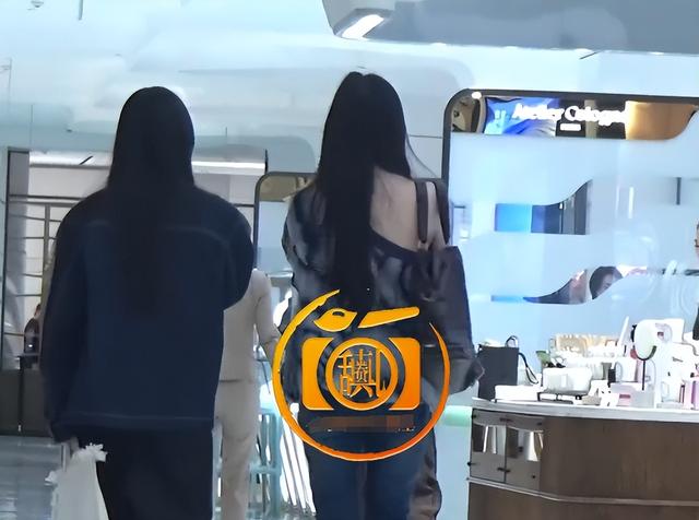 王菲19岁女儿近照曝光，逛奢侈品尽显富家令媛，兔唇修复效果惊艳