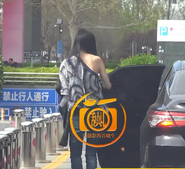 王菲19岁女儿近照曝光，逛奢侈品尽显富家令媛，兔唇修复效果惊艳