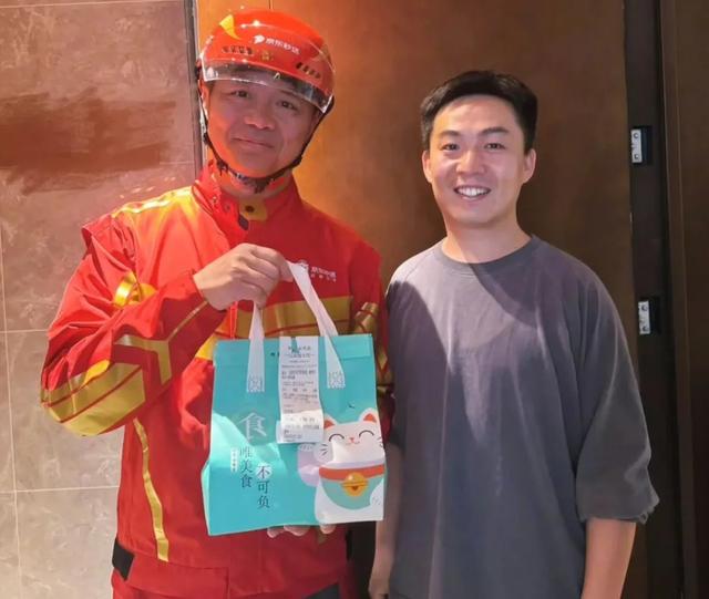 31岁章泽天素颜国外不雅
光，51岁刘强东亲手送外卖：俩人全都不装了